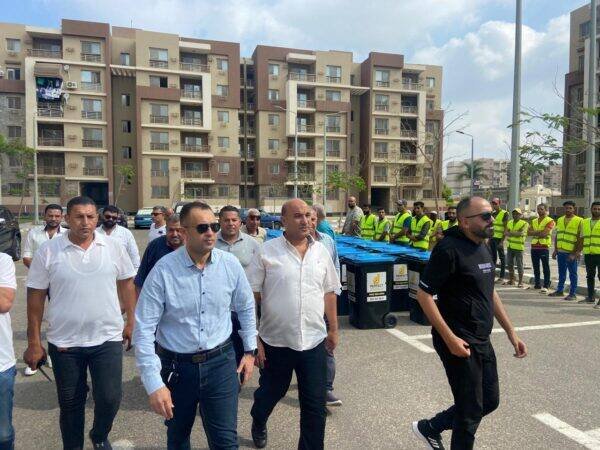 "خلف الله" يشهد إصطفاف معدات وأفراد الشركة المكلفة بأعمال صيانة ونظافة العمارات بمشروع جنة
