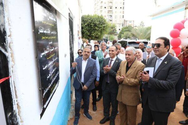 محافظ الشرقية يرافقه وكيل وزارة الصحة يفتتح مبنى العيادات الخارجية بحميات فاقوس
