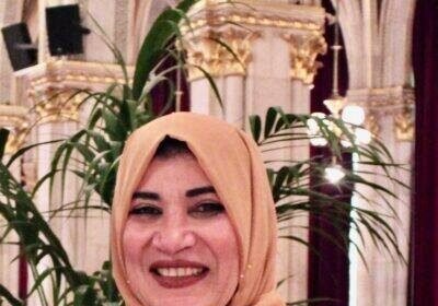 " انتظار خلف بوابة السفر "