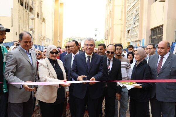 رئيس جامعة الزقازيق يفتتح معرض التسوق الخيري لطلاب الجامعة
