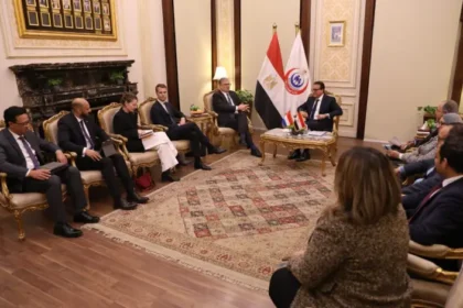 عبدالغفار يبحث إنشاء مصنع لإنتاج أجهزة الأشعة المتقدمة مع وفد فيليبس