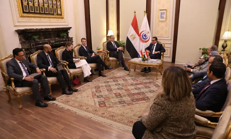 عبدالغفار يبحث إنشاء مصنع لإنتاج أجهزة الأشعة المتقدمة مع وفد فيليبس