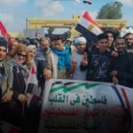 مصريون يحتشدون أمام معبر رفح رفضا لمحاولات تهجير الفلسطينيين