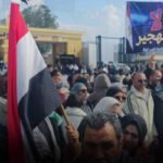 مصريون يحتشدون أمام معبر رفح رفضا لمحاولات تهجير الفلسطينيين
