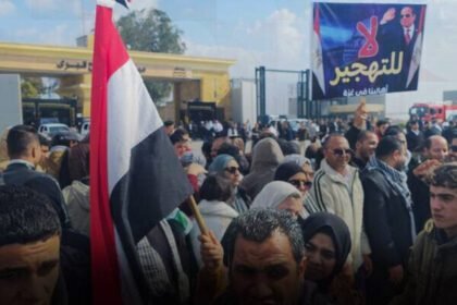 مصريون يحتشدون أمام معبر رفح رفضا لمحاولات تهجير الفلسطينيين
