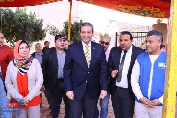 محافظ دمياط يتفقد القوافل الطبية ويزور محطة رفع الصرف الصحي في كفر شحاته