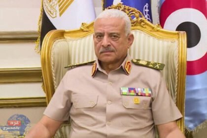 "الجاهزية القتالية في مقدمة الأولويات: وزير الدفاع المصري يحث الجيش على التأهب!"
