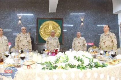 وزير الدفاع يشارك مقاتلي الجيش الإفطار: رسالة قوة وعزم في مواجهة التحديات