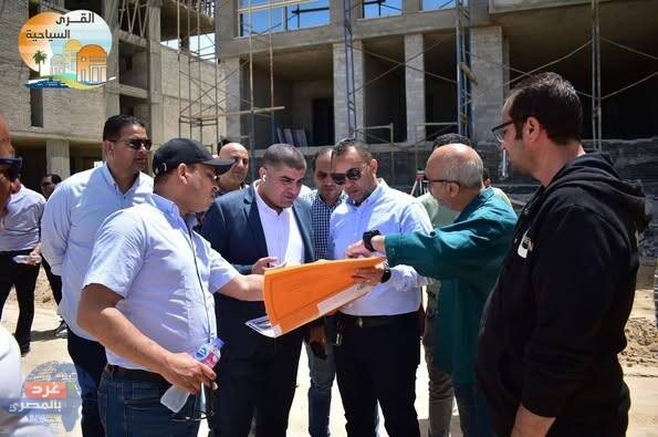 المشرف على مكتب وزير الإسكان يتفقد مشروعات القرى السياحية ويؤكد استمرار جهود التطوير