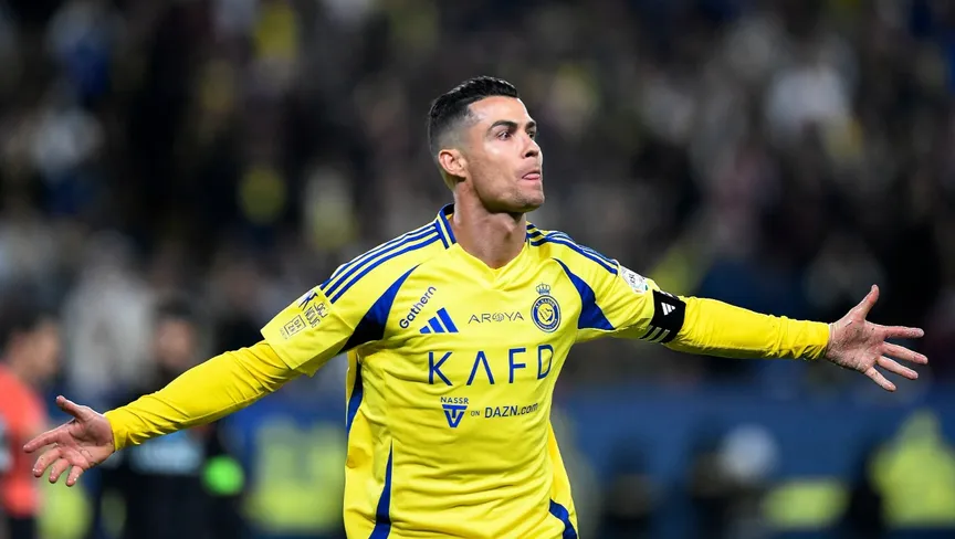 “رونالدو يقترب من تحقيق الهدف 1000.. تمديد العقد مع النصر يضعه أمام إنجاز تاريخي!”