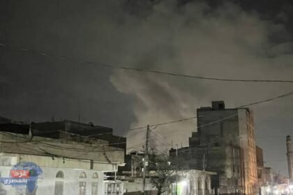 الحوثيين: غارات أميركية تستهدف مصنع السواري في مديرية بني مطر غربي صنعاء
