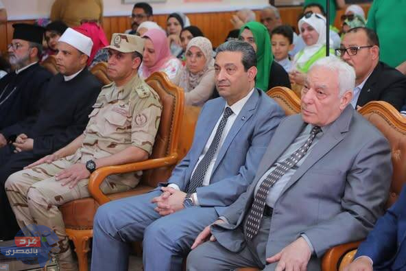 فرحة الحجاج.. محافظ دمياط يُسلم جوازات السفر ومستلزمات الحج للفائزين بالقرعة