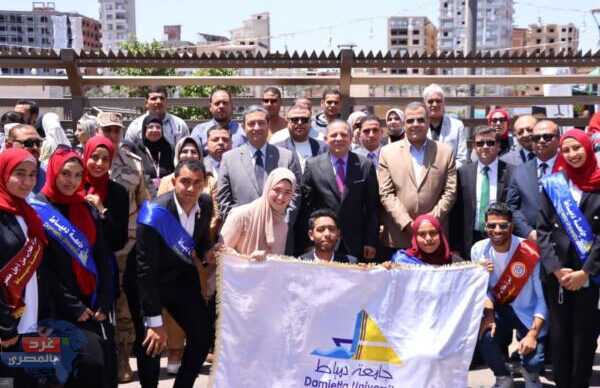 “محافظ دمياط ورئيس الجامعة في طليعة المسيرة الطلابية احتفالًا بالعيد القومي”