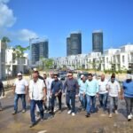 "خلف الله يتفقد مزارين وبرج LD05: إنجازات متسارعة وخطة حاسمة لتسليم الوحدات في العلمين الجديدة"