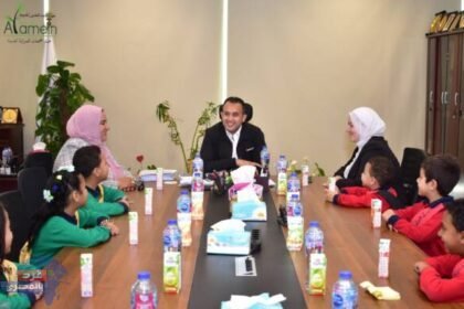 "ضحكات في قلب المدينة": رئيس جهاز العلمين الجديدة يستقبل أطفال الروضة في زيارة مبهجة