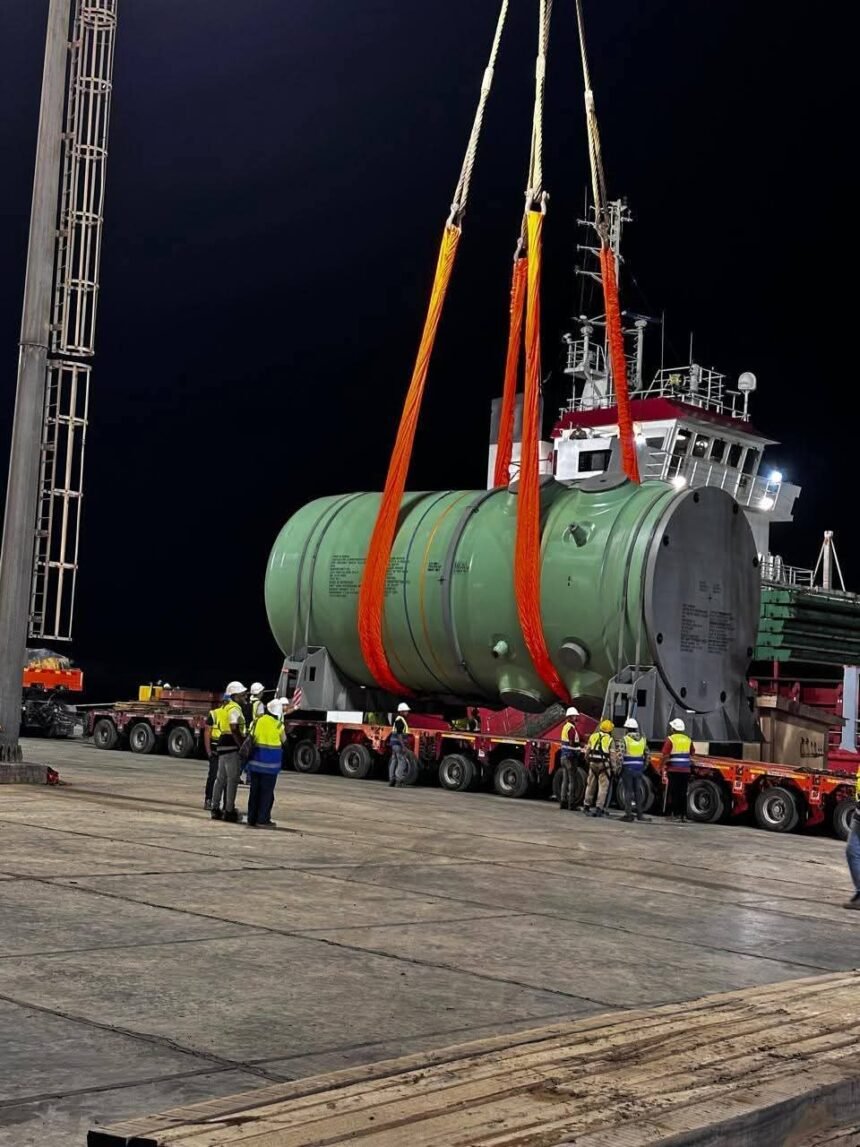 بوزن 330 طنًا...وعاء ضغط المفاعل النووي الأول يرسو في الضبعة استعدادًا للتركيب