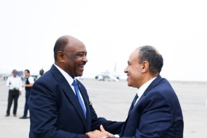 لحظة وصول وزير الخارجية مدينة بورسودان لبحث تسوية شاملة تحفظ أمن السودان