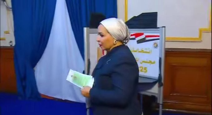 "انتصار السيسي تدلي بصوتها بانتخابات النواب بمصر الجديدة"