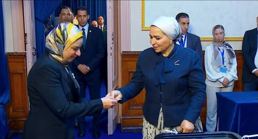 "انتصار السيسي تدلي بصوتها بانتخابات النواب بمصر الجديدة"