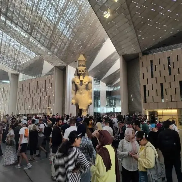 توافد الزوار على المتحف المصري الكبير في أول يوم من افتتاحه للجمهور