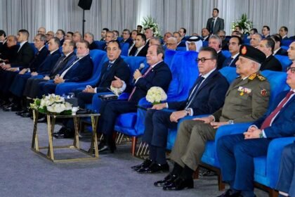 "السيسي يشكر ميرسك ويدشن محطات بحرية جديدة بشرق بورسعيد: إنجازات غير مسبوقة في الموانئ المصرية"