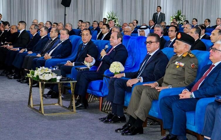 "السيسي يشكر ميرسك ويدشن محطات بحرية جديدة بشرق بورسعيد: إنجازات غير مسبوقة في الموانئ المصرية"