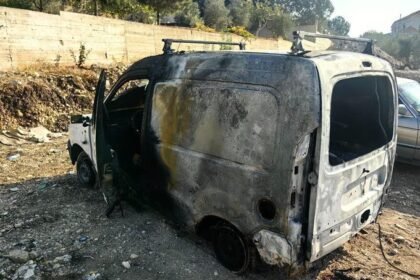 المشاهد الأولية من موقع الغارة الإسرائيلية على مركبة في بنت جبيل جنوب لبنان تُسفر عن إصابة 7 مدنيين