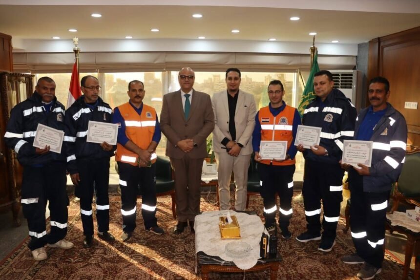 "أمانة تُقدَّر بمليون".. محافظ القليوبية يكرم 5 مسعفين أعادوا مشغولات ذهبية لذويها
