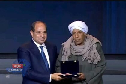 قنا تفتخر وتبكي… السيسي يكرم والد الشهيد الرائد محمود عبد الصبور في عيد الشرطة الـ74