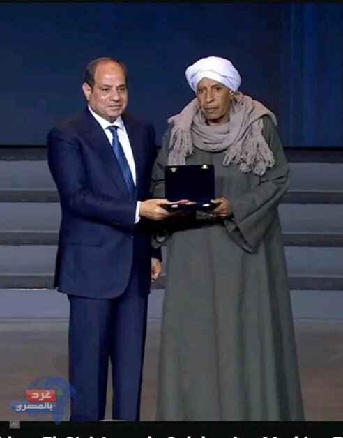 قنا تفتخر وتبكي… السيسي يكرم والد الشهيد الرائد محمود عبد الصبور في عيد الشرطة الـ74