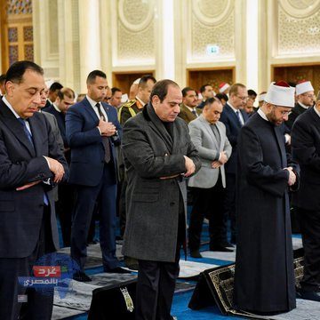 الرئيس السيسي يؤدي صلاة الفجر بمسجد العزيز الحكيم في منطقة المقطم بالقاهرة