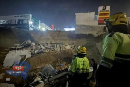 انهيار أرضي بعمق 15 متراً يبتلع محال تجارية ويخلف مصابين