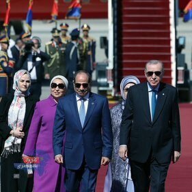 وصول الرئيس التركي اردوغان إلى القاهرة و الرئيس السيسي فى مقدمة مستقبليه