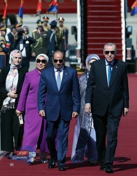 وصول الرئيس التركي اردوغان إلى القاهرة و الرئيس السيسي فى مقدمة مستقبليه