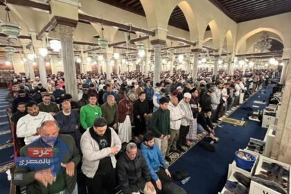"آلاف المصلين يؤدون العشاء والتراويح في الجامع الأزهر الشريف بثالث ليالي رمضان"