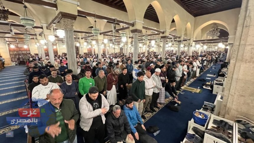 "آلاف المصلين يؤدون العشاء والتراويح في الجامع الأزهر الشريف بثالث ليالي رمضان"