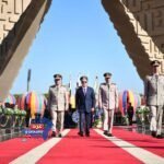 في الذكرى الـ44 لتحرير سيناء.. الرئيس السيسي يضع إكليلًا من الزهور على النصب التذكاري وقبر السادات في الذكرى الـ44 لتحرير سيناء.. الرئيس السيسي يضع إكليلًا من الزهور على النصب التذكاري وقبر السادات