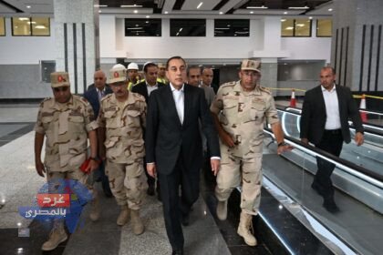 رئيس الوزراء يستقل الأتوبيس الكهربائي المخصص للموظفين من أمام مقر مجلس الوزراء