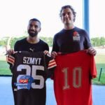محمد صلاح يتبادل القميص