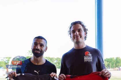 محمد صلاح يتبادل القميص