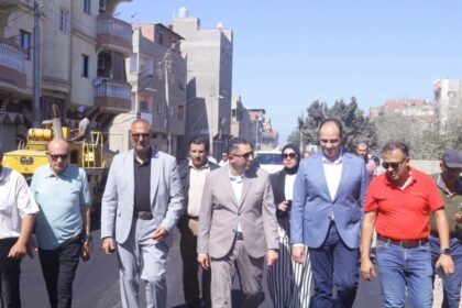 محافظ دمياط يتابع أعمال رصف طريق السوالم حتى كفر المنزلة ضمن «حياة كريمة»