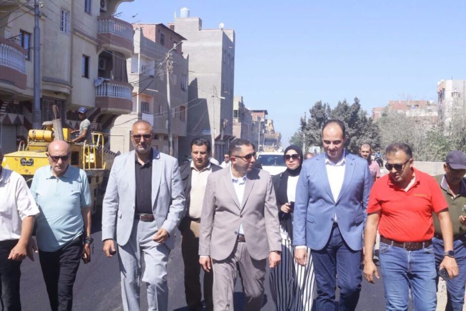 محافظ دمياط يتابع أعمال رصف طريق السوالم حتى كفر المنزلة ضمن «حياة كريمة»