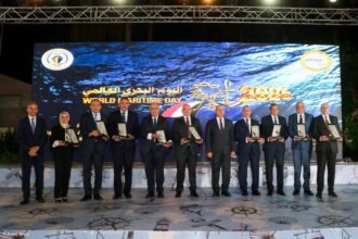 تسلم رئيس ميناء دمياط جائزة الشجاعة الاستثنائية من وزير النقل الفريق كامل الوزير
