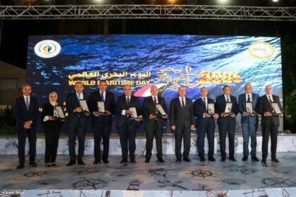 تسلم رئيس ميناء دمياط جائزة الشجاعة الاستثنائية من وزير النقل الفريق كامل الوزير
