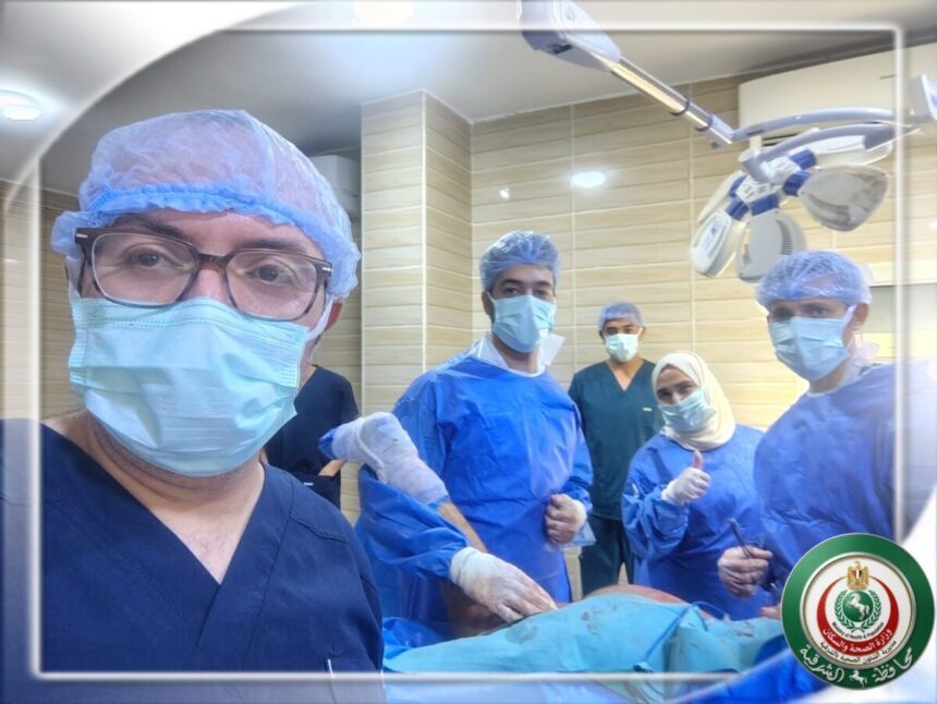 الفريق الطبي بمستشفى أبوحماد المركزي أثناء إجراء جراحة تثبيت كسر الحوض