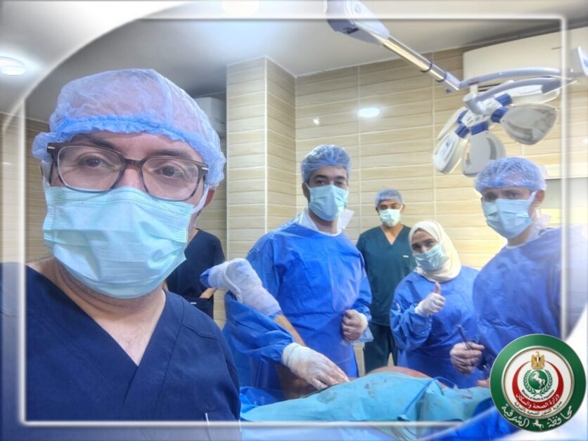 الفريق الطبي بمستشفى أبوحماد المركزي أثناء إجراء جراحة تثبيت كسر الحوض