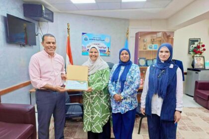 مدير تعليم البحر الأحمر يكرم رئيس الوحدة الحسابية
