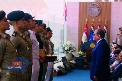 أوائل الأكاديمية العسكرية والجامعات المصرية يهدون دروع التكريم للرئيس السيسي