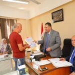 حافظ دمياط يسلم نماذج التصالح في مخالفات البناء ضمن مبادرة المحافظ هيجيلك