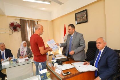 حافظ دمياط يسلم نماذج التصالح في مخالفات البناء ضمن مبادرة المحافظ هيجيلك